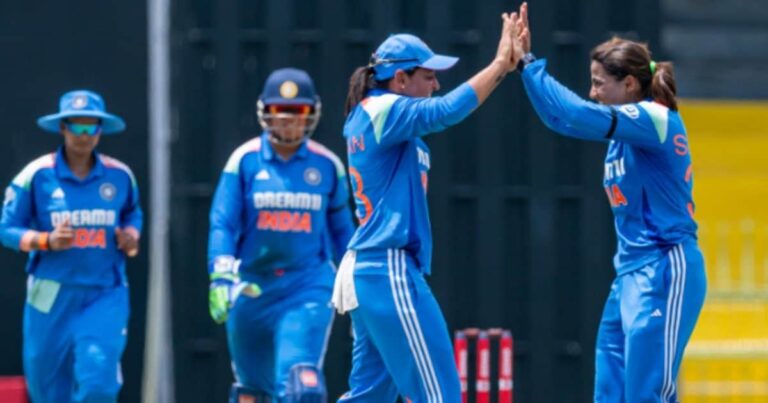 Indian cricketers Are Wearing Black Arm Bands: भारतीय क्रिकेट टीम के खिलाड़ी हाथ पर काली पट्टी बांधकर क्यों उतरे. श्रीलंका में खेली जा रही महिला ट्राई सीरीज.